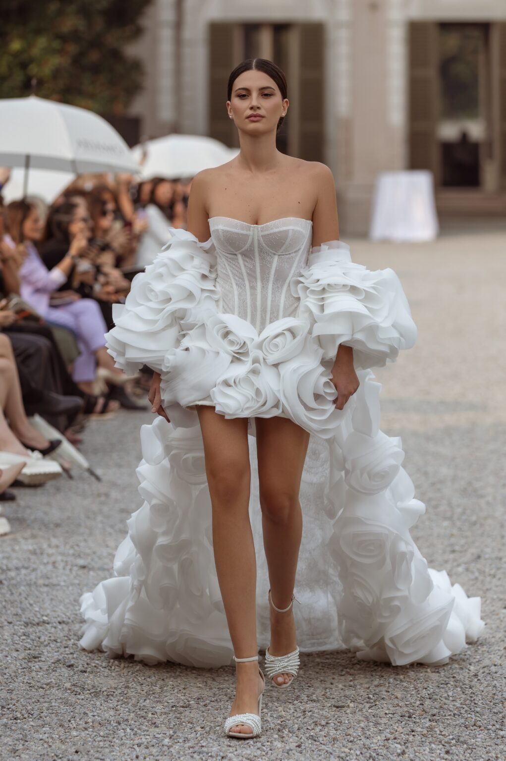 Das Brautkleid Denisa vom Hersteller Yedyna, im Brautmodengeschäft Die Braut in Mannheim