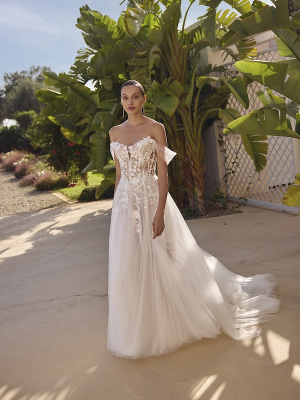Das Brautkleid Greyson vom Hersteller Modeca, im Brautmodengeschäft Die Braut in Mannheim