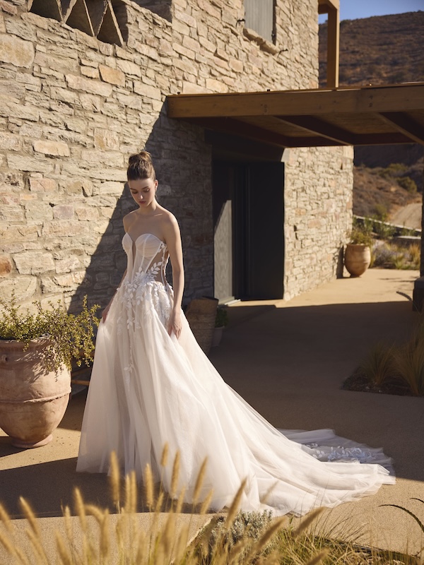 Das Brautkleid Hind vom Hersteller Modeca, im Brautmodengeschäft Die Braut in Mannheim