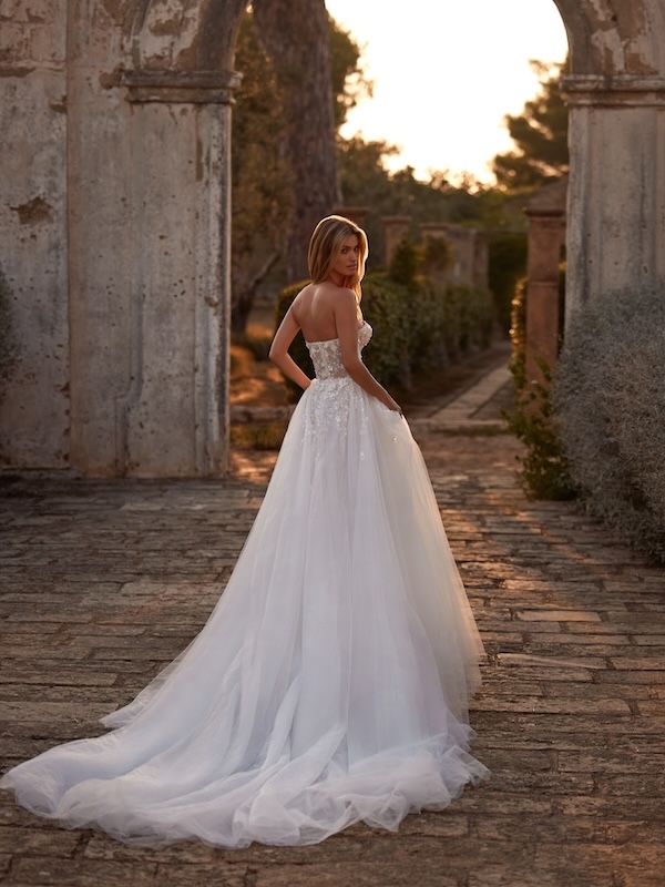 Das Brautkleid Damaris vom Hersteller Milla Nova, im Brautmodengeschäft Die Braut in Mannheim