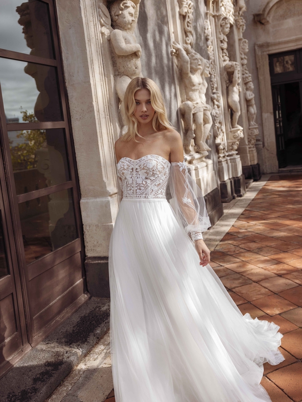 Das Brautkleid Rose vom Hersteller Modeca, im Brautmodengeschäft Die Braut in Mannheim